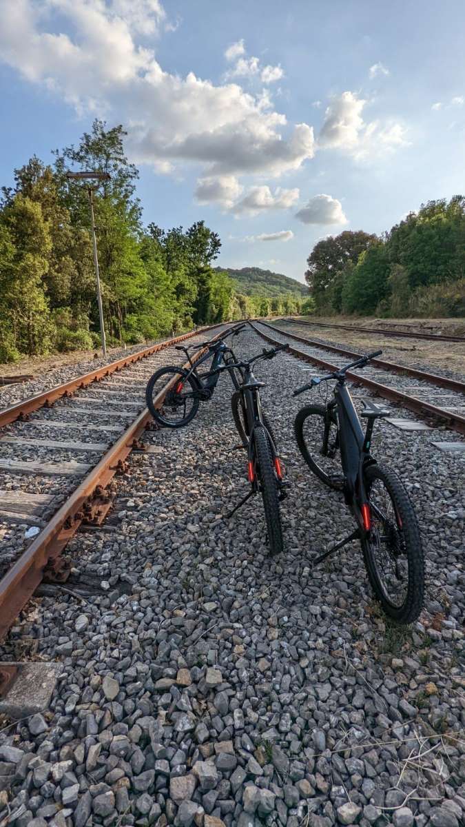 Chi siamo - Noleggio e-bikes o bici gravel e Tour guidati in Val d'Orcia (Bici Amiata Scalo 900x1200 1)