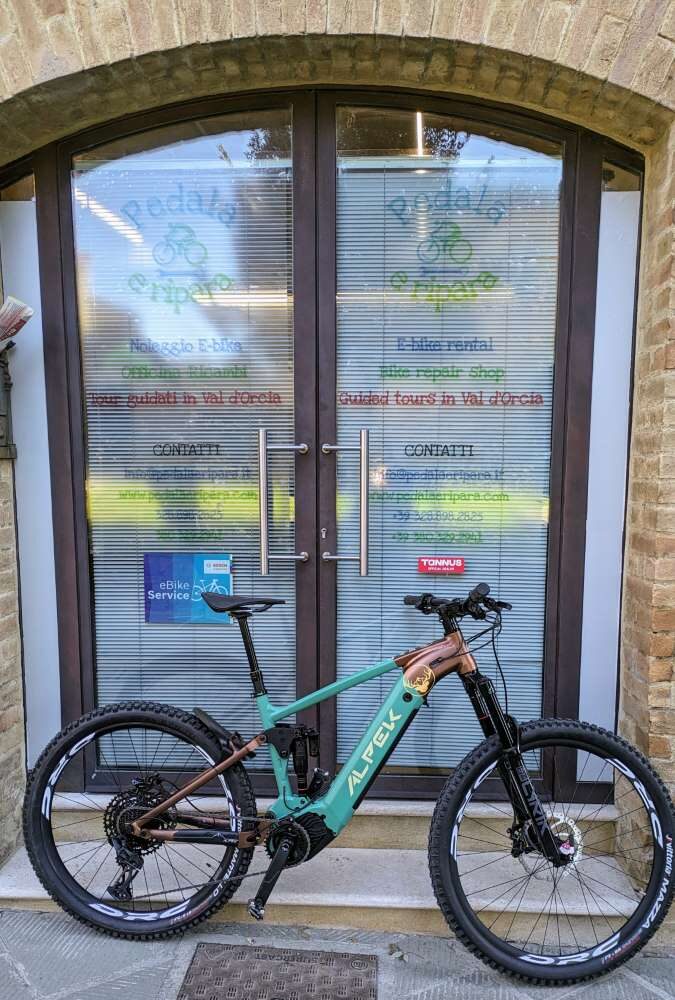 Officina Bici e Ricambi a Montalcino - Noleggio e-bikes o bici gravel e Tour guidati in Val d'Orcia (Esterno negozio 900x1200 1 e1774455317675)