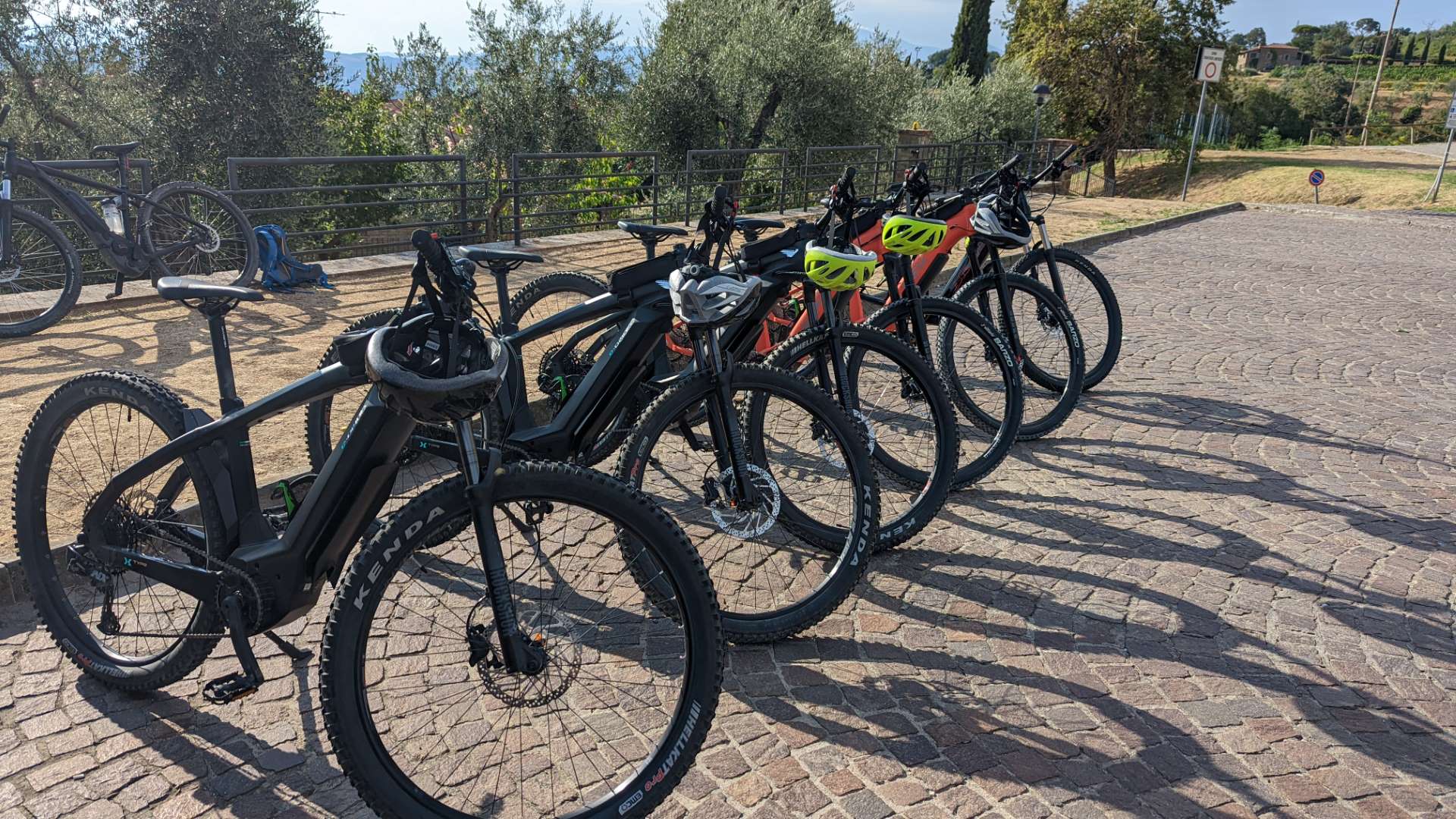 Noleggio Bici ed E-Bike - Noleggio e-bikes o bici gravel e Tour guidati in Val d'Orcia (pedala e ripara photo 12)