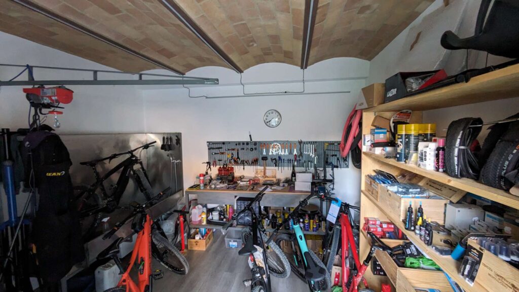 Officina Bici e Ricambi a Montalcino - Noleggio e-bikes o bici gravel e Tour guidati in Val d'Orcia (pedala e ripara slide page 4)